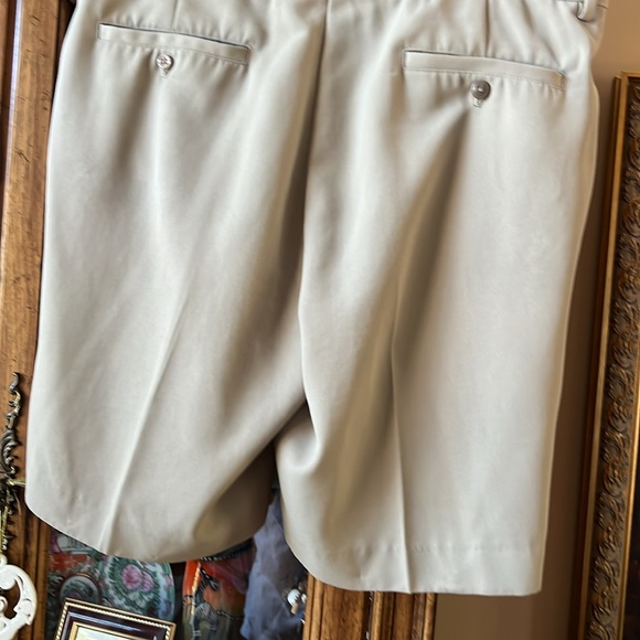 Alan Flusser tan golf short.W36L21Polyester/silky feel.Pleated front.Bundle - Picture 2 of 3